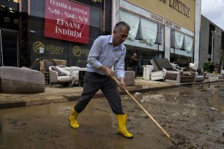 Un homme nettoie une rue à Istanbul.